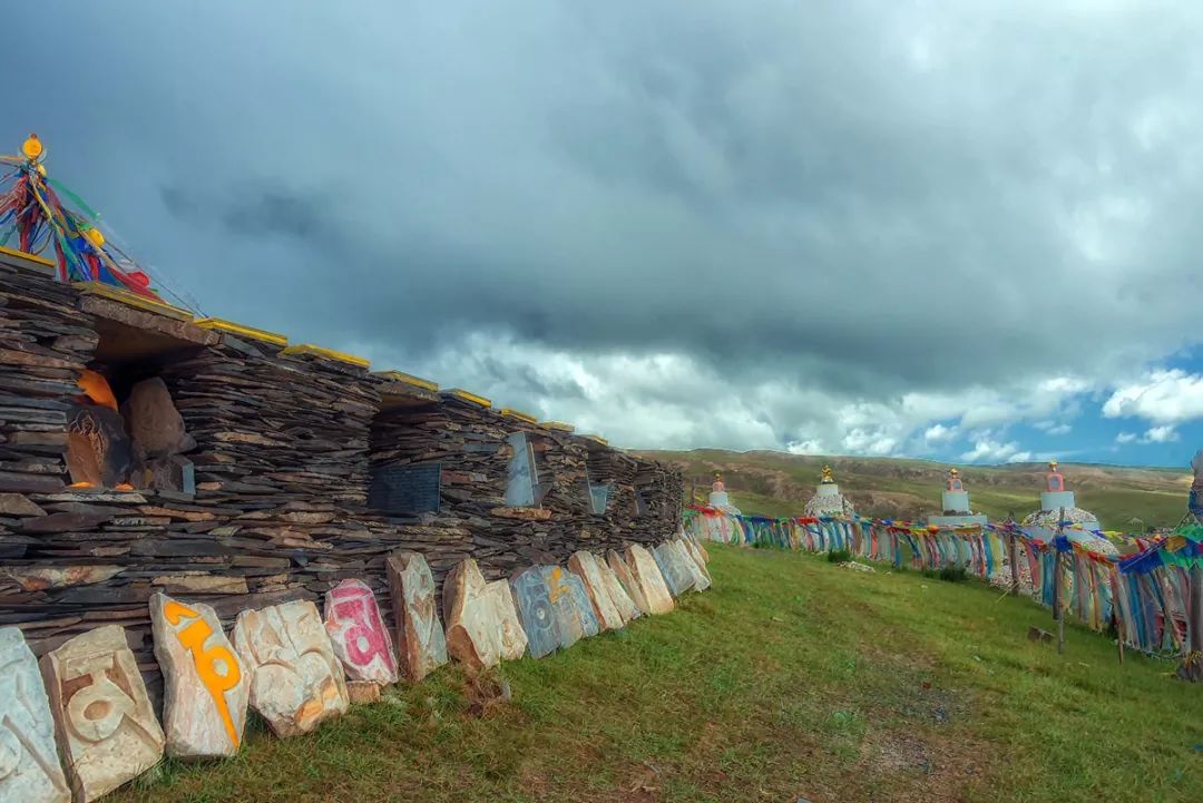 玛尼石凝固在石头上的信仰,玛尼石藏文