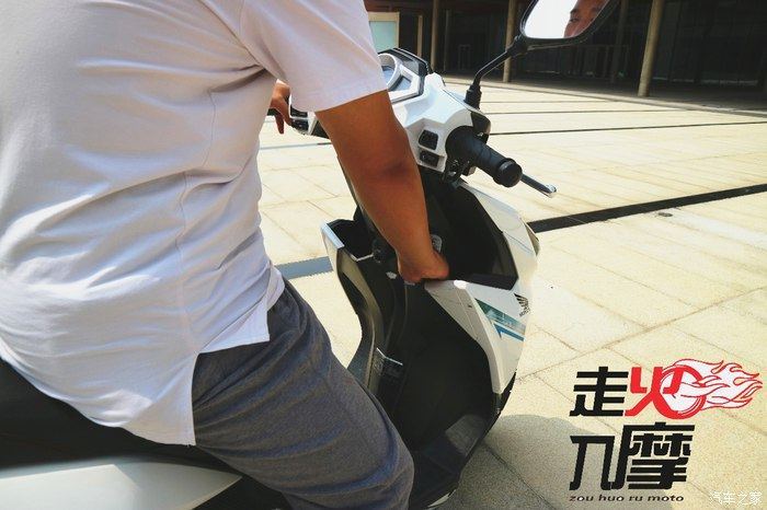 新大洲本田颜值高,新款新大洲本田裂行125踏板摩托车
