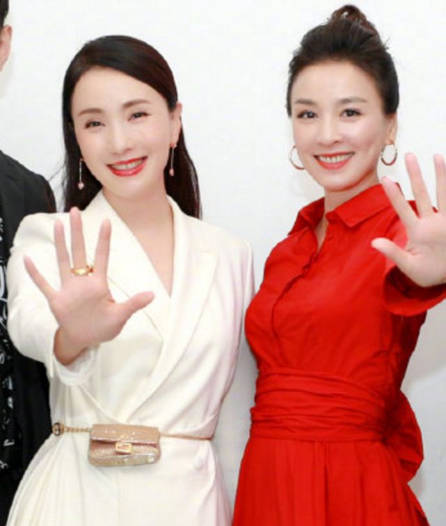 小陶虹走红毯黑西装外套,小陶虹和张庭短发