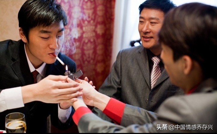 老公请吃饭新朋友递烟,老公请吃饭新朋友发烟