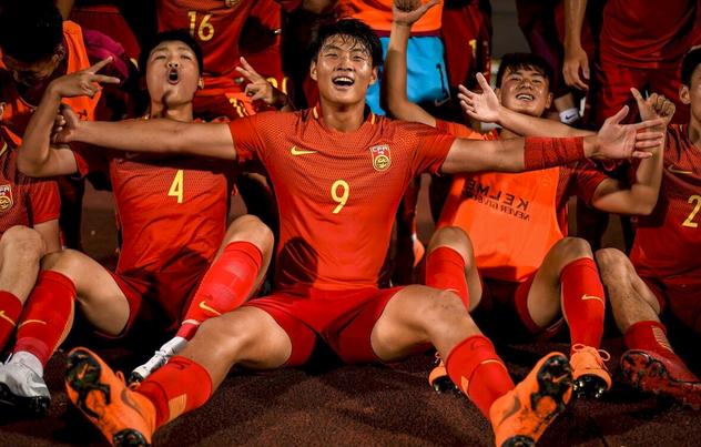 师从3大空霸！从堕落少年到国足秘密*器武**，22岁金靴蜕变：轰13球