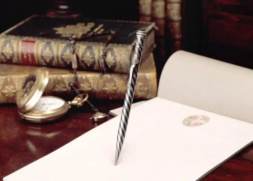 现在，全靠霓虹文具给我带来工作的归属感