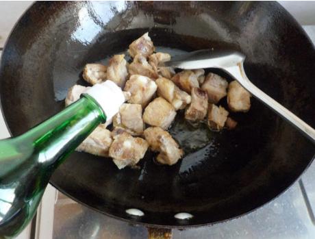 烧排骨加土豆,大厨教你烧排骨