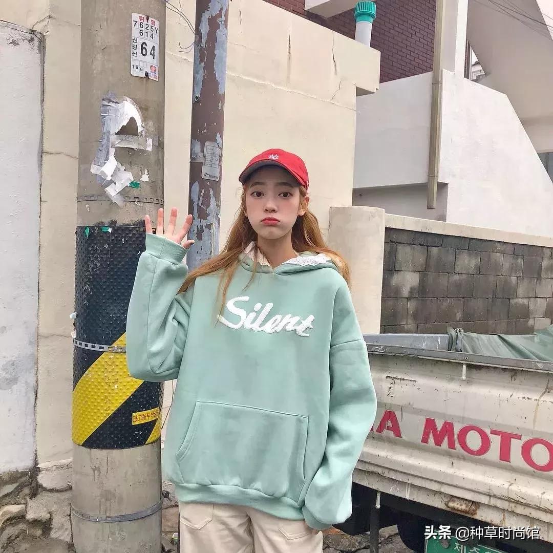 人手一件的卫衣怎么穿才时髦高级,女孩穿什么颜色卫衣洋气