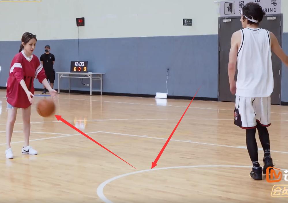 黄皓投篮砸到萧亚轩肚子，女神生气，小男友双手捂头像犯错小朋友