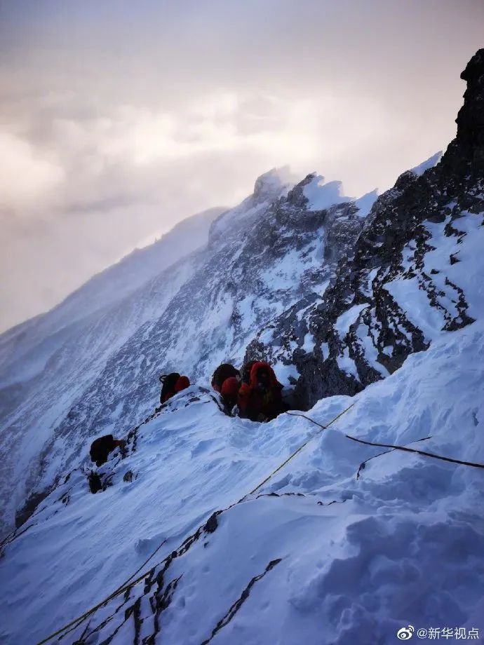 刚爬完山视频,刚爬泰山就看到了云海