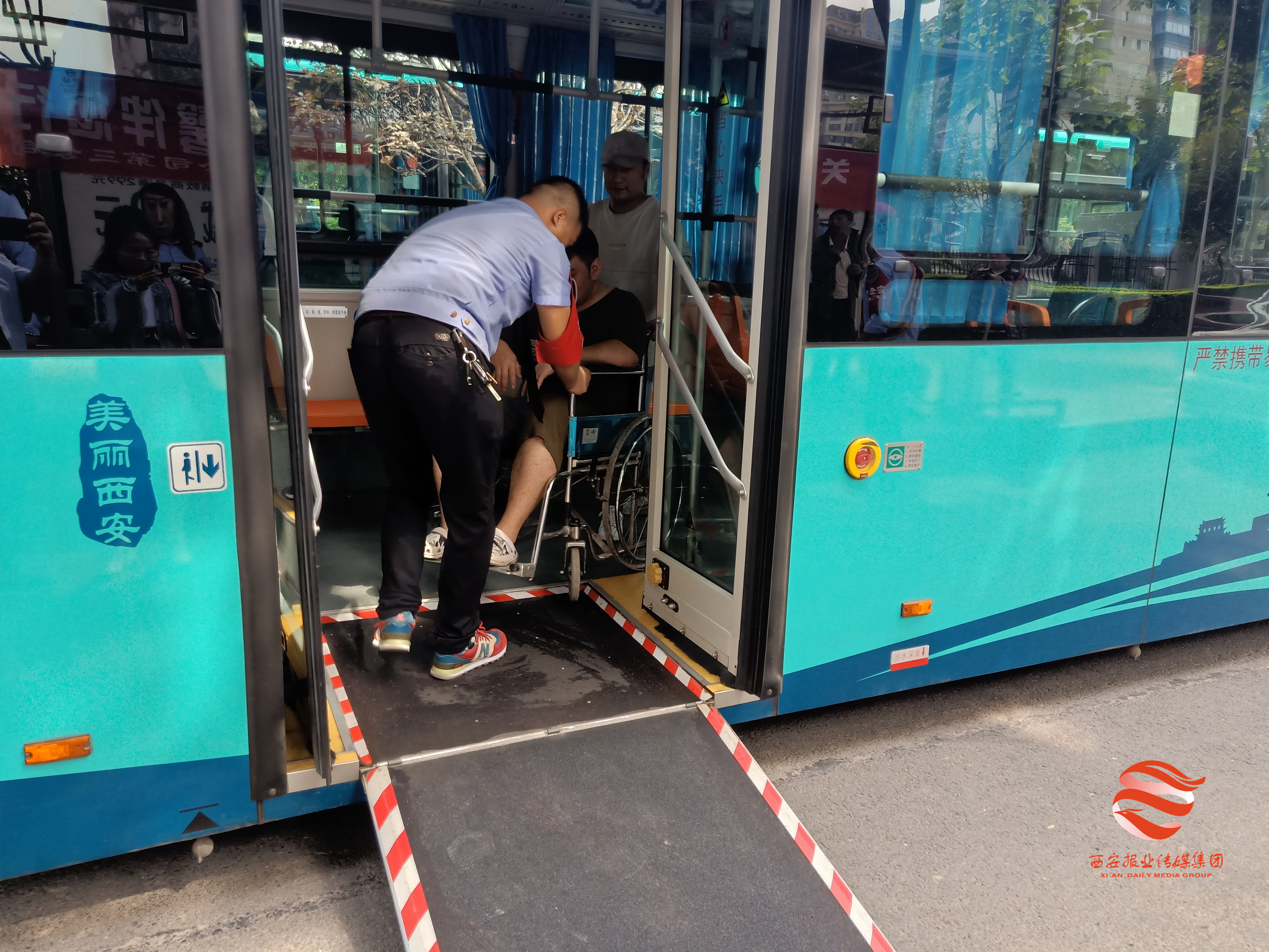 西安投入30辆无障碍公交,西安投运30辆无障碍公交
