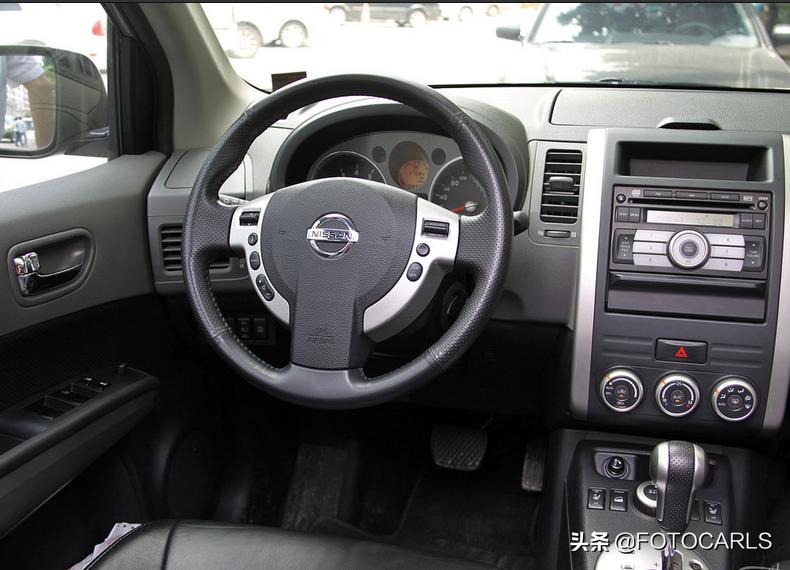 老日产奇骏2.0与新1.5,09老奇骏尾灯最上面的是什么灯