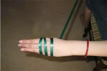 翡翠手镯摘不下来妙招,翡翠手镯自己取不下来怎么办