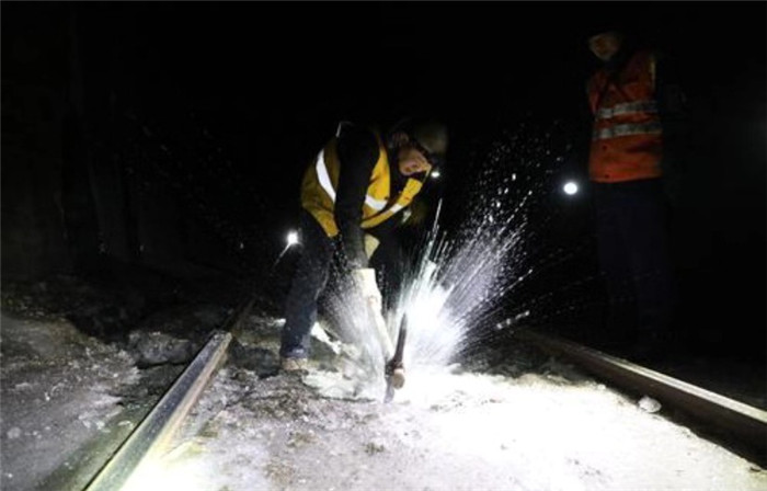 新春走基层风雪中的温暖守护,新春走基层坚守冰雪保供电