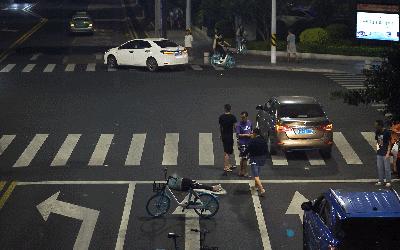 奇葩男子爬上岗亭睡大觉,奇葩男子睡马路