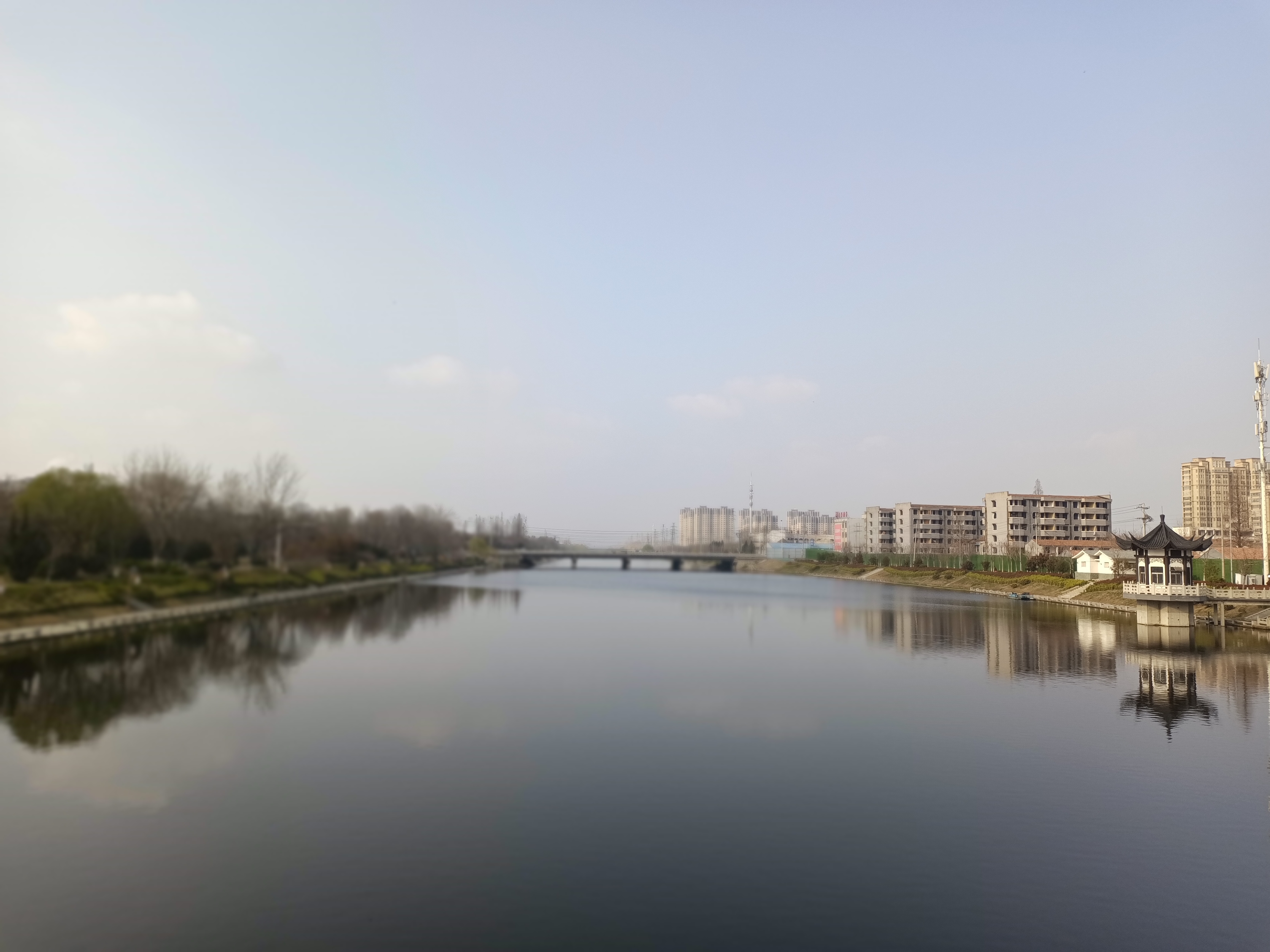 春暖花开正当时，丰县河滨公园成了很多丰县人的休闲胜地