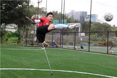 一独腿男子拄拐奔射门,独腿小伙拄拐飞奔射门