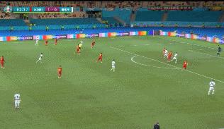 c罗高高跃起头球把球砸向了球门,c罗脱下队长袖标怒摔草坪上