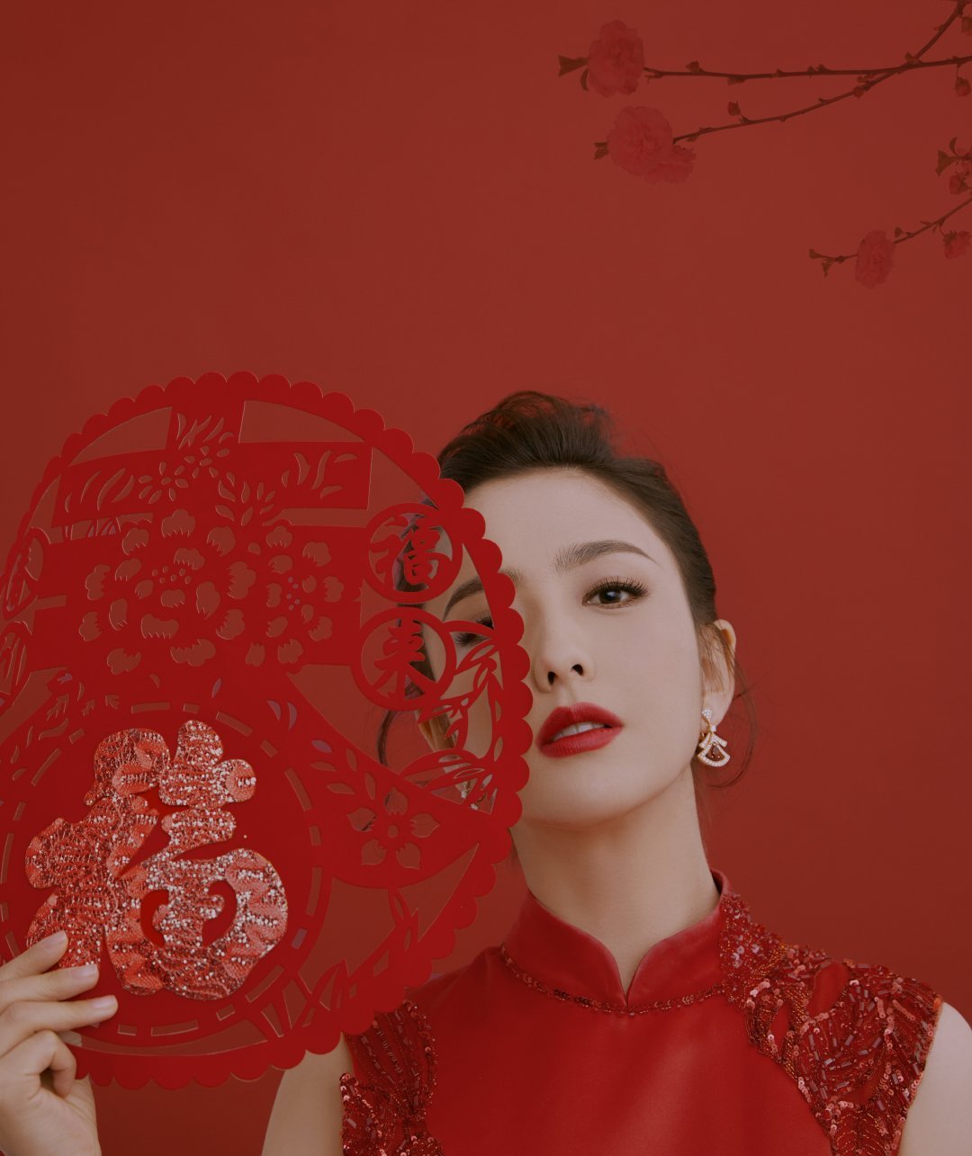 佟丽娅粉色抹胸礼服,佟丽娅在电视剧穿旗袍