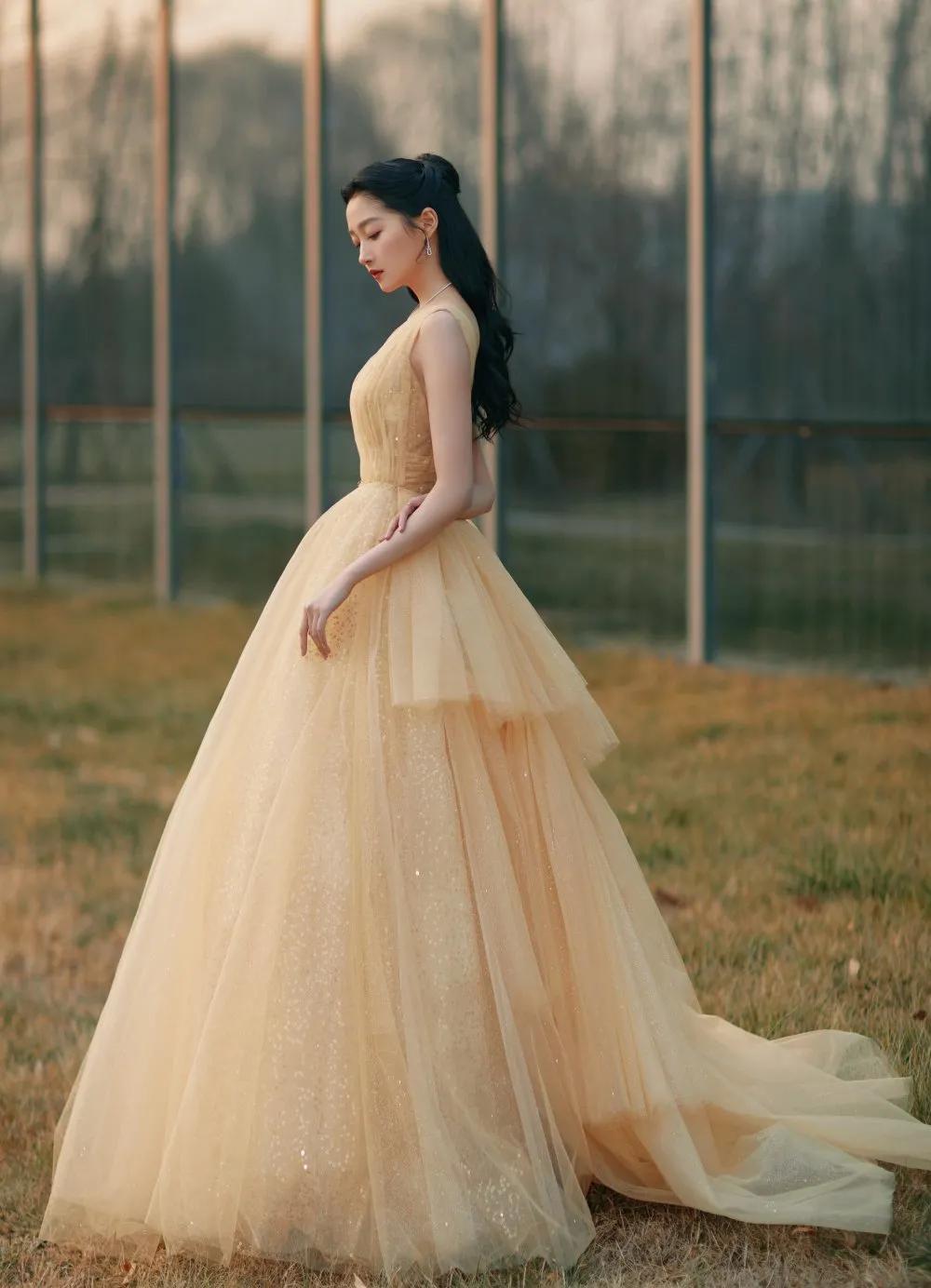 莫非仙女下凡?关晓彤暗黑古堡大片惹人心动