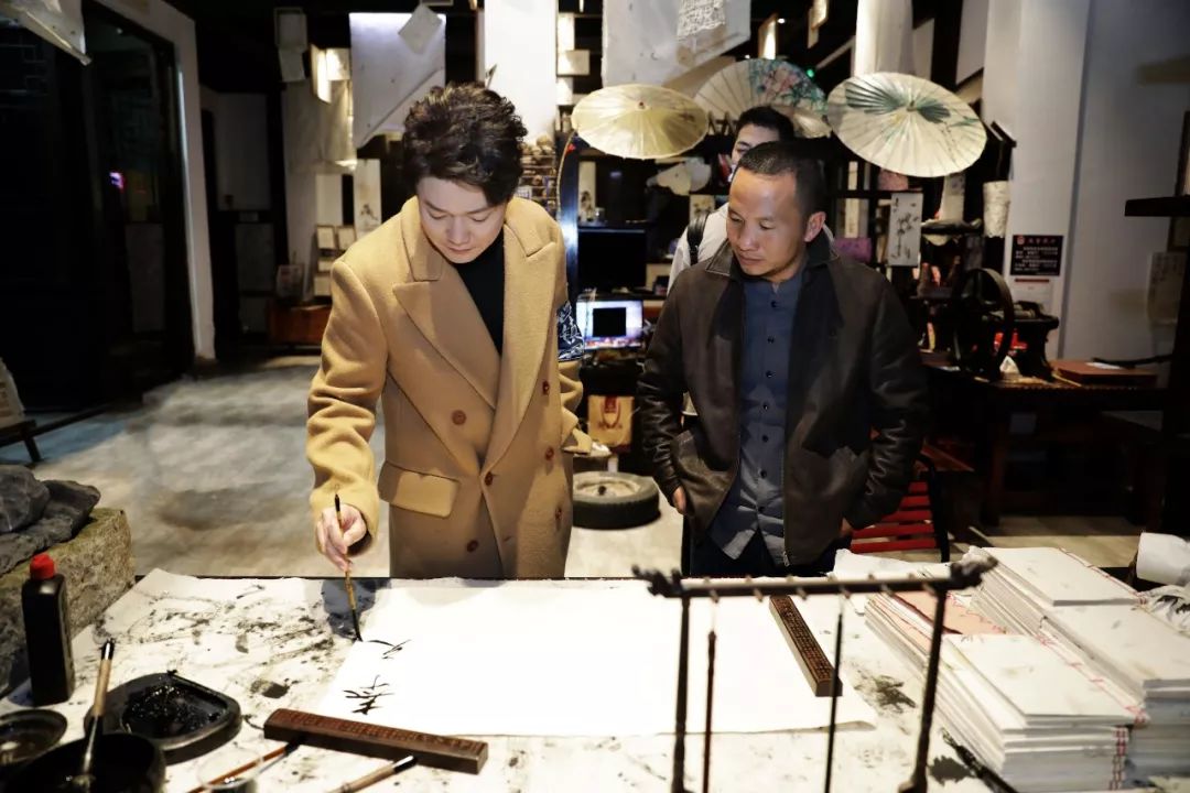 明星“镇长”如何执政?“老男孩”肖央丹寨挖宝