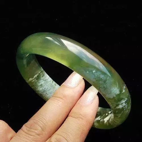 岫玉180料手镯和翡翠哪个好,好品质的岫玉和差品质翡翠哪个好