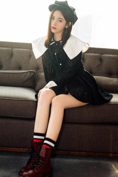 鞠婧祎COS水兵月造型，水手服配黄色假发，被网友调侃像女装大佬