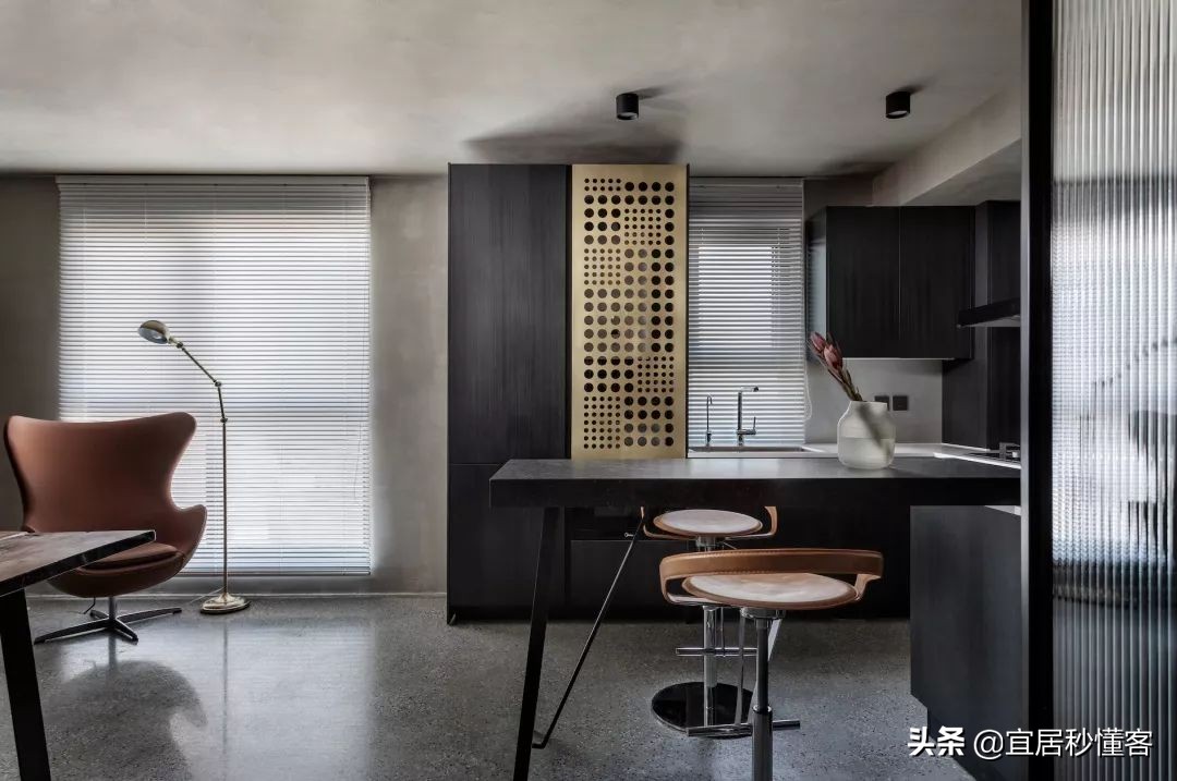 98年纹身师一人宅,酷炫工业风,家里一半面积是客厅