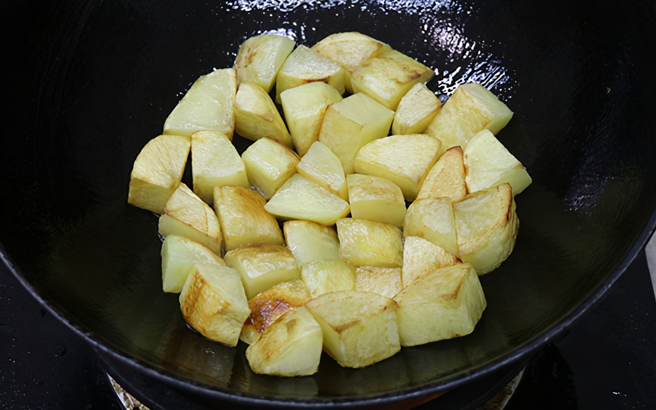 锅巴土豆小吃摆摊做法五块钱十份,街边的锅巴土豆怎么做