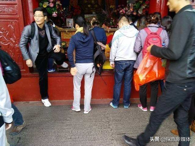 寺庙门槛为什么要一步跨过,寺庙的门槛为什么不能踩踏