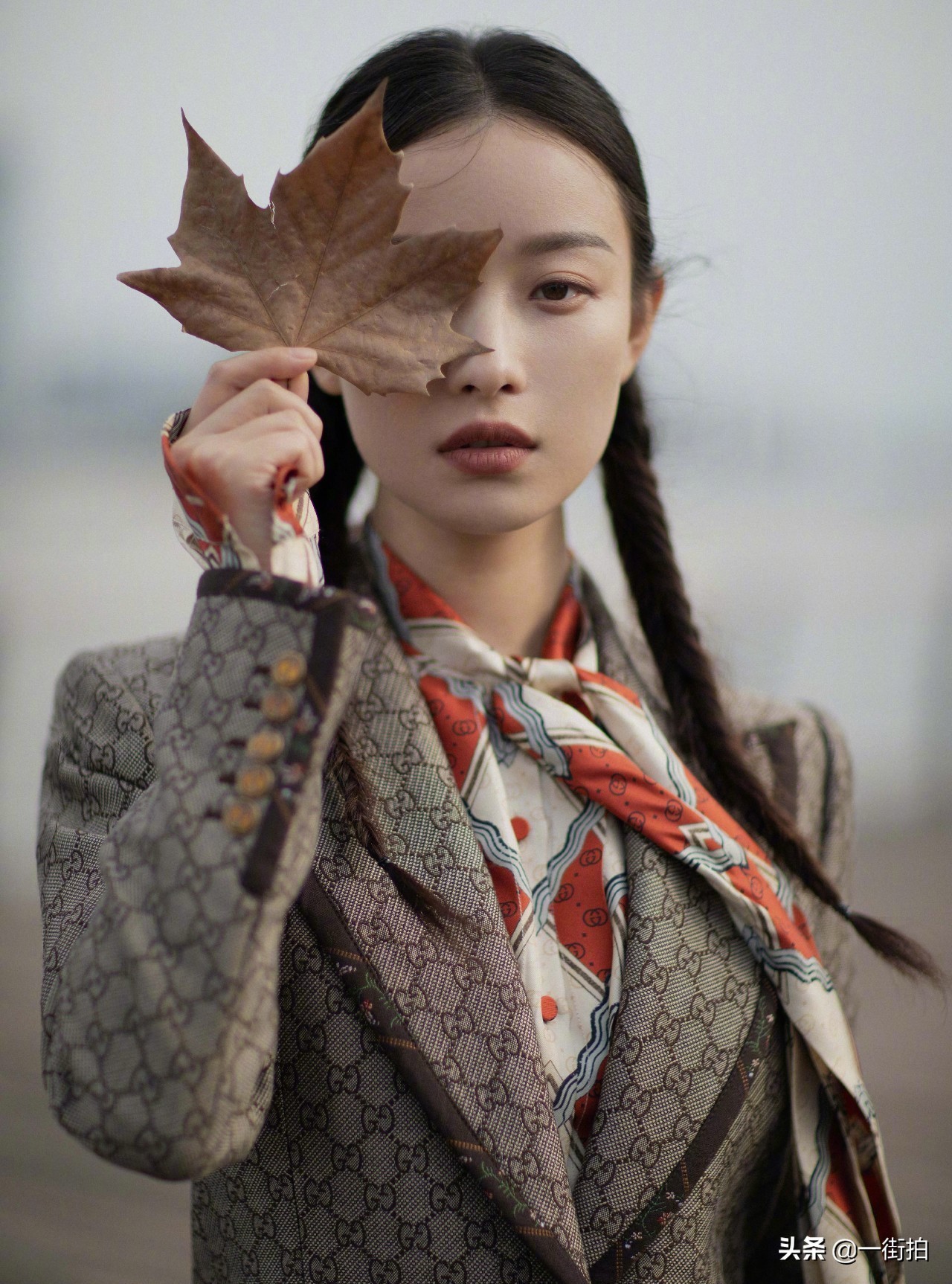 倪妮旅拍布袋垮裤好接地气,带货女王的魅力“眼神杀”无懈可击!