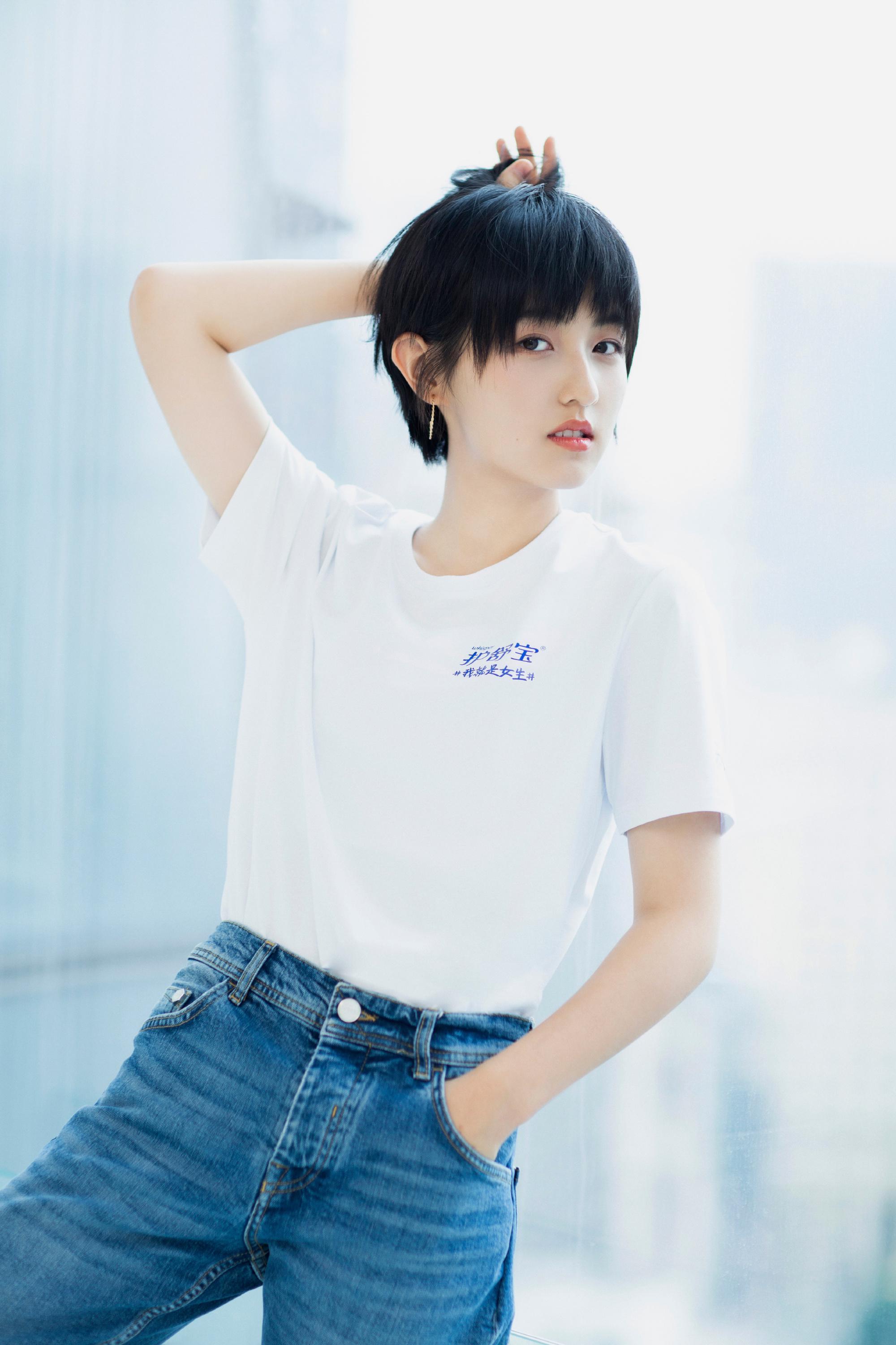 张子枫和孙俪妹妹成同学，代言运动品牌，白色羽绒衣秀冬季时尚