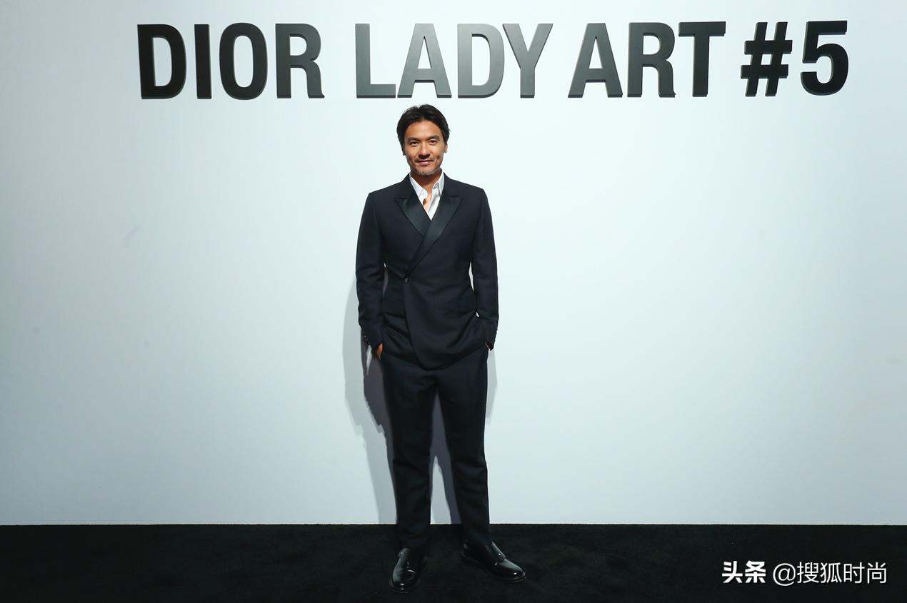 究竟是什么神仙合作款,让卢靖姗和章若楠不断为它打Call?