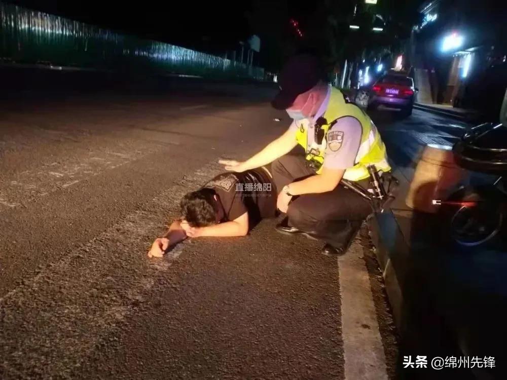 男子喝“麻”了睡大街民警喊都喊不醒……