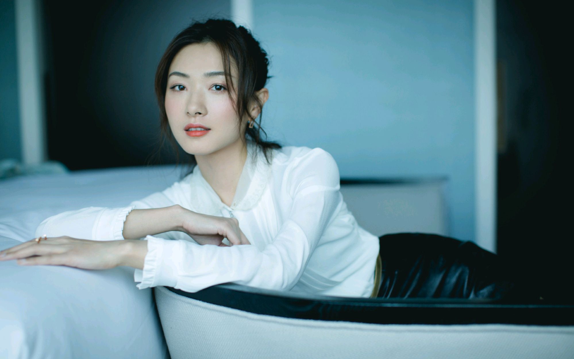 万茜纯白色西装领连衣裙帅气明媚,万茜一袭蓝色裙女人味