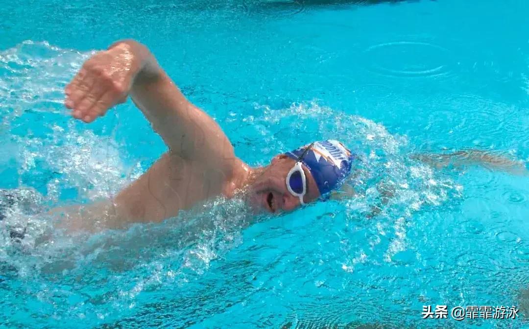 自由泳两边呼吸方法,自由泳双侧呼吸掉臂