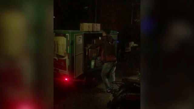 泪奔快递员,泪奔外卖小哥瑟瑟发抖泣不成声