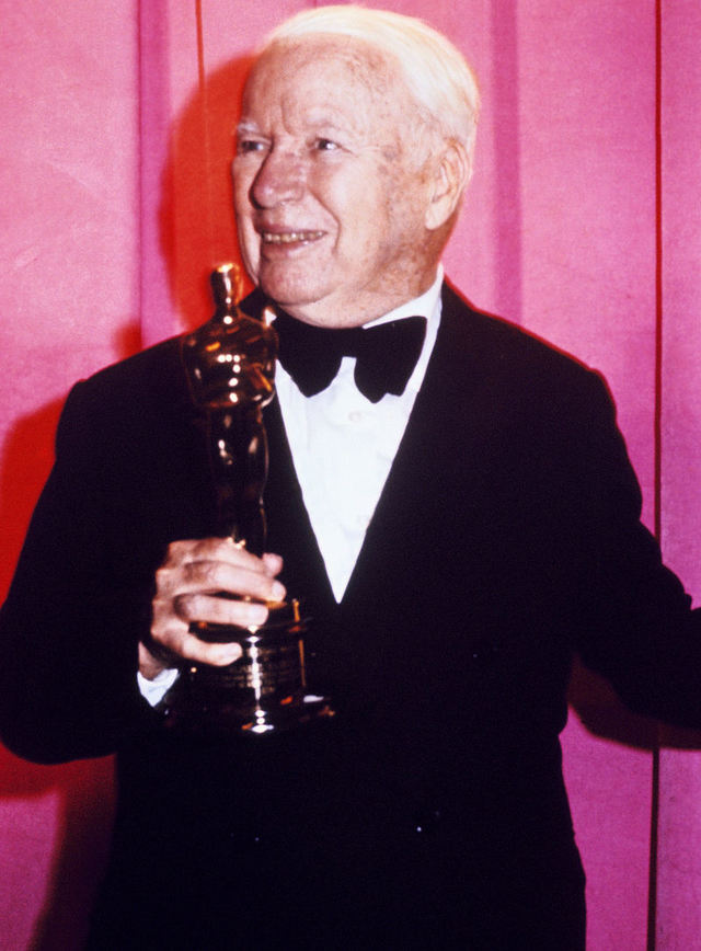 他5岁登台表演，12岁丧父13岁流浪街头，1个跌跤迎来喜剧人生