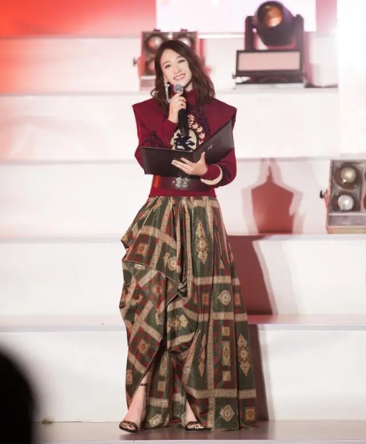 李小冉穿长裙配黑色露脐装,李小冉披肩长裙秀好身材