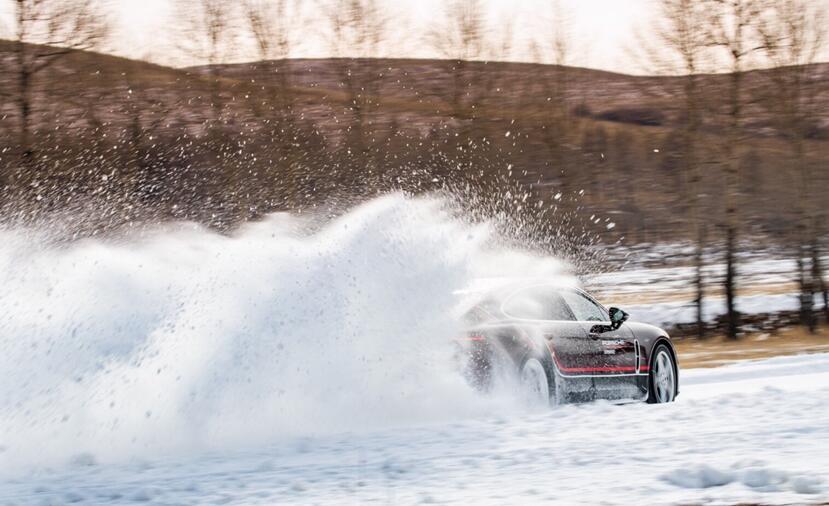 保时捷911turbos漂移,保时捷panamera雪地模式怎么开