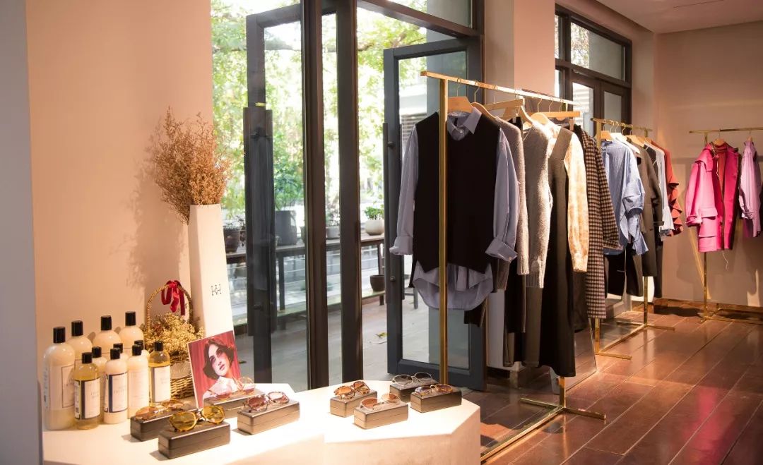 不跟风不迎合不做作,不从众不迎合