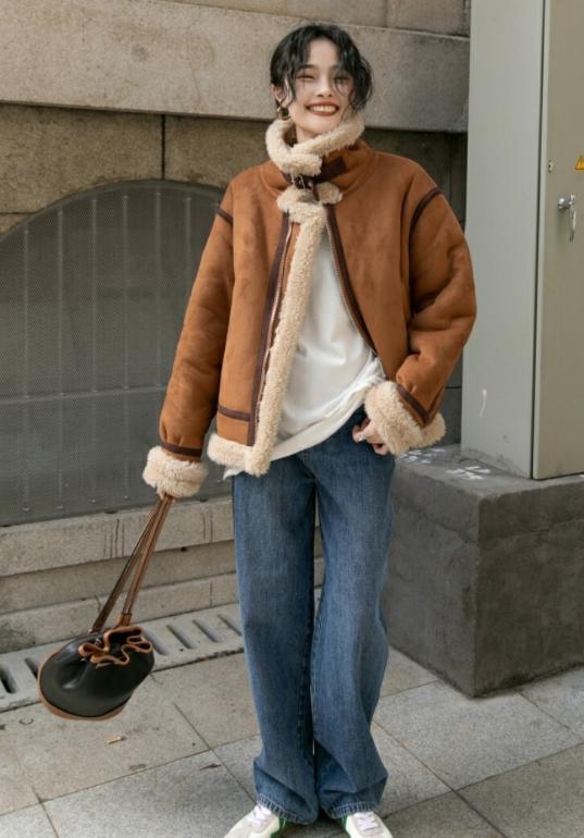 2022年流行皮毛一体外套,2020年皮毛一体格子外套搭配