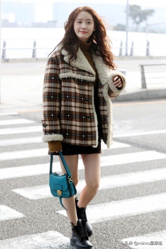 林允儿羊羔毛外套短裙,林允儿身穿上万毛衣