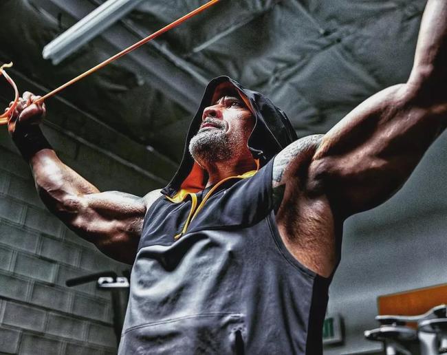 *辱侮**中国肌肉男的身材？网友：呸，你不配