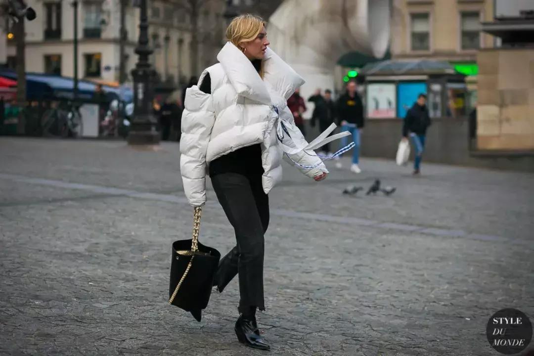 白衣服不小心染上了污渍怎么办,白衣服弄脏了怎么洗才能洗干净