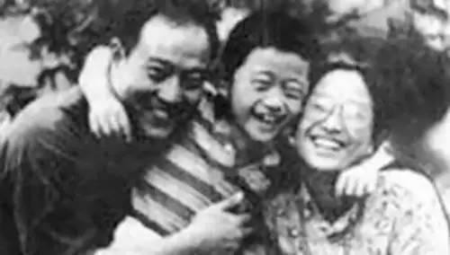 冯巩搭档牛群：被质疑贪污，64岁节目中晕倒，这些年他有多惨？