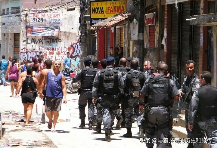 巴西贫民窟真实状况,巴西贫民窟孩子踢球