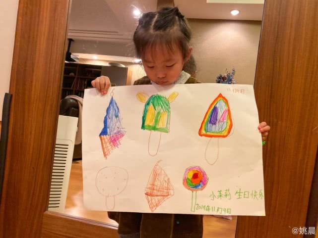 姚晨女儿茉莉视频完整版,姚晨罕见晒女儿照茉莉画画超认真