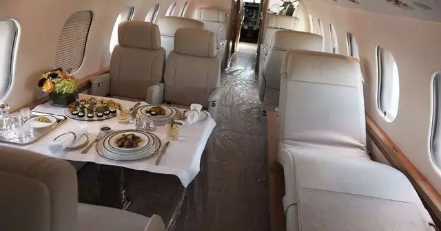 疫情肆虐,穷人无处可逃,富人们订私人飞机,请私人医生检测