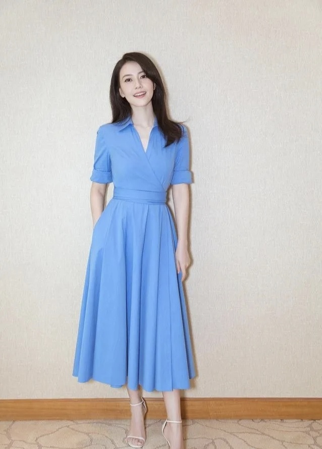 穿吊带裙高圆圆,高圆圆前面短后面长的裙子