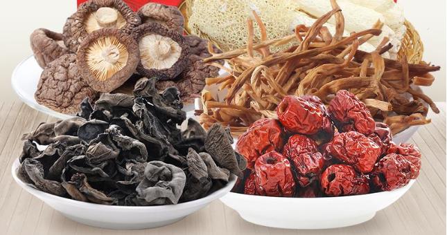 泡木耳只用清水泡等于吃虫卵,用淘米水洗木耳