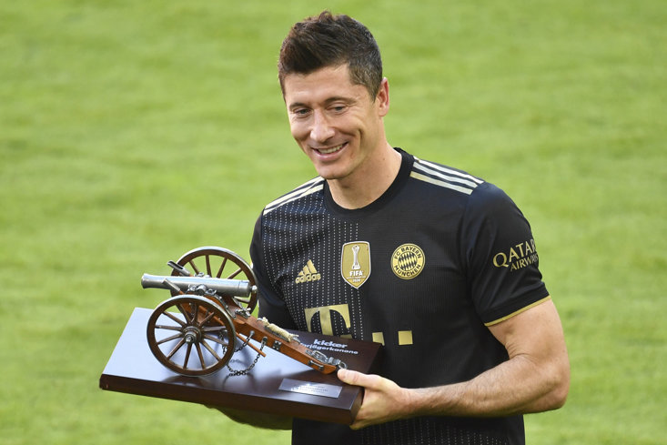 苏亚雷斯巅峰期算不算第一中锋,莱万多夫斯基是世界级吗