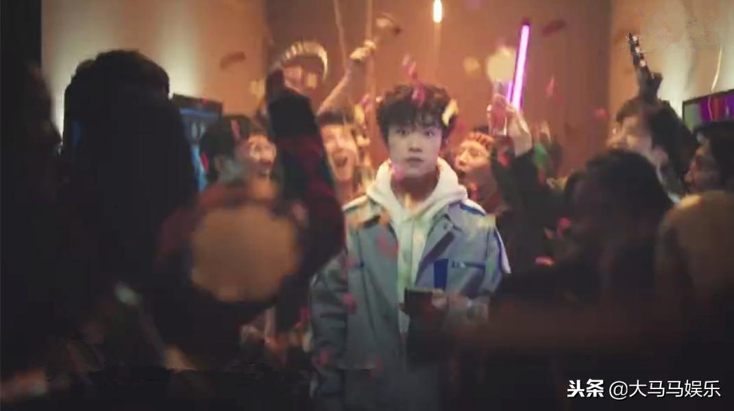 tfboys易烊千玺白衬衫帅气摄影,tfboys合照易烊千玺灰色衣服