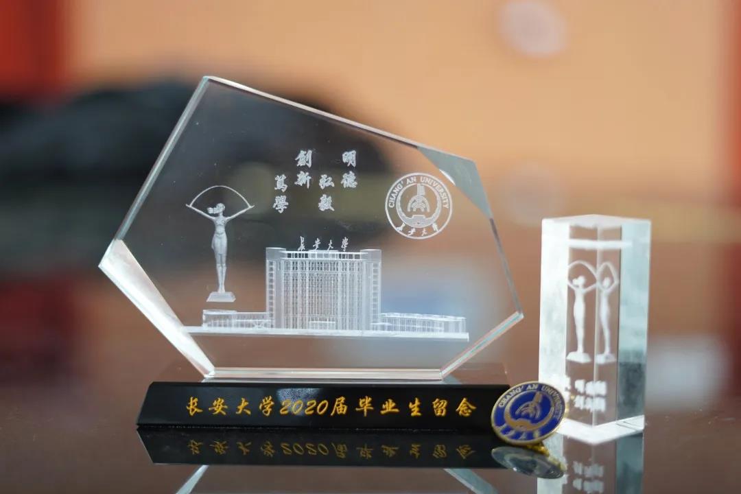 火了！陕西最豪华毕业礼物：水晶、合金珐琅独一无二定制，还刻有每个人名字！